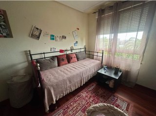 Cama doble y mesita de noche