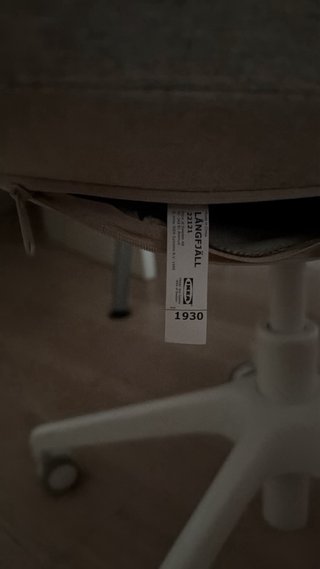 Silla de oficina beige y blanca