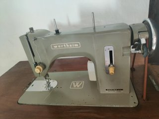 Máquina de coser antigua Wertheim