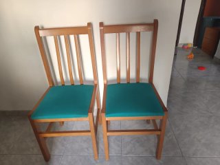 Juego de 2 sillas de madera con tapizado