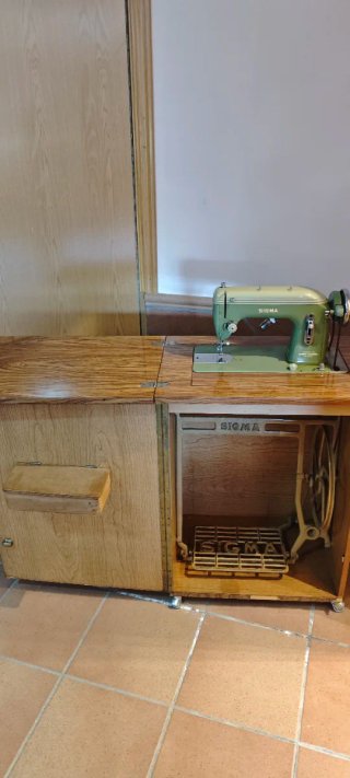 Máquina de coser SIGMA con mueble