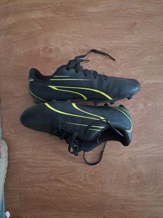 Botas de fútbol Puma niño negras y amarillas
