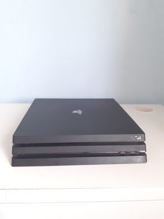 PS4 Pro (825 GB) + 3 giochi (COD/FIFA) - [SENZA CONTROLLER