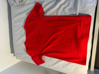 camiseta sencilla levis color rojo talla S