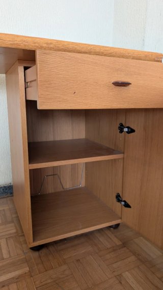 Escritorio de madera marrón