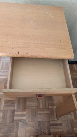 Escritorio de madera marrón