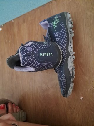 Botas de fútbol negras y blancas.