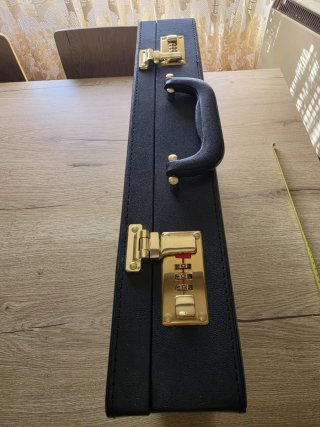 Maletín negro con combinación