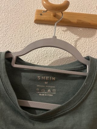 Camiseta SHEIN verde con estampado de corazón