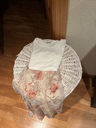 Falda floral y camiseta