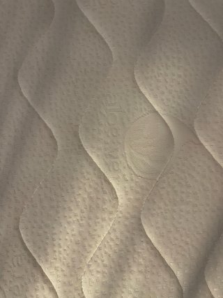 Cuna de madera con colchón