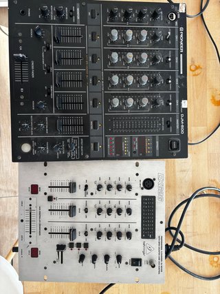 Mesa de mezclas DJ Pioneer y Behringer