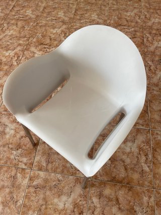 Sillas apilables de terraza blancas