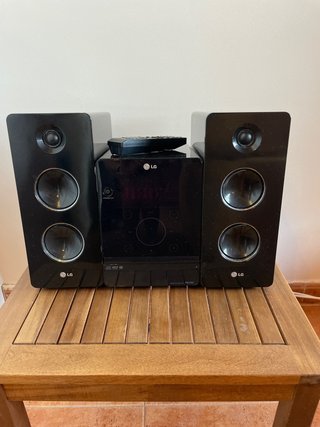 Equipo de música LG negro con mando