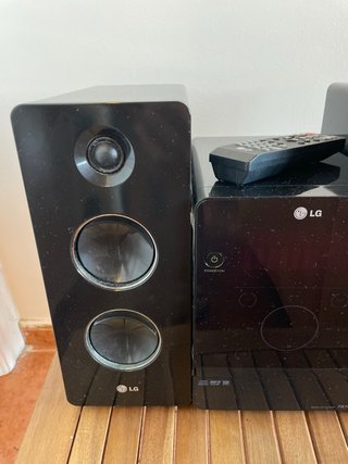 Equipo de música LG negro con mando