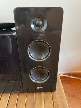 Equipo de música LG negro con mando