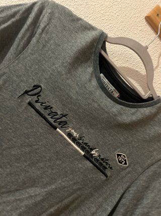 Camiseta gris con estampado