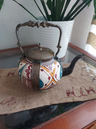 Tetera decorativa cerámica y metal