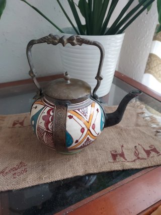 Tetera decorativa cerámica y metal