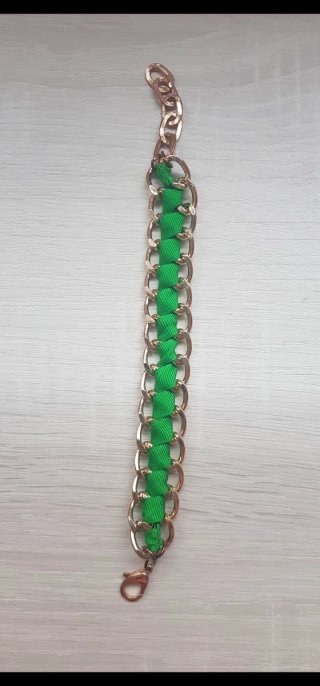 Pulsera eslabones dorados con cinta verde