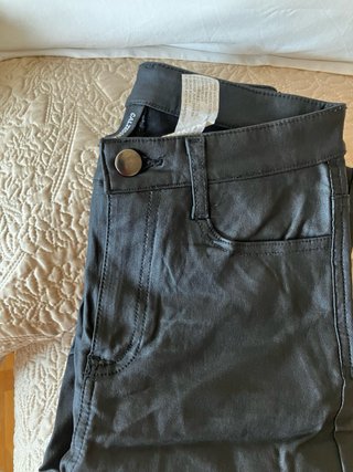 Pantalones pitillo encerados negros Calzedonia