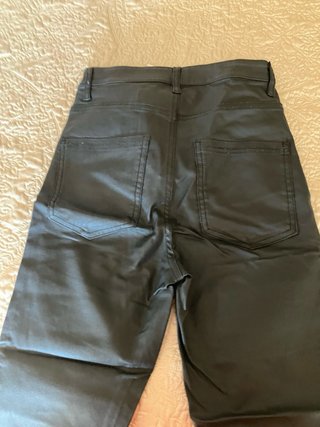 Pantalones pitillo encerados negros Calzedonia