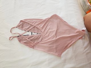 Body rosa con encaje negro