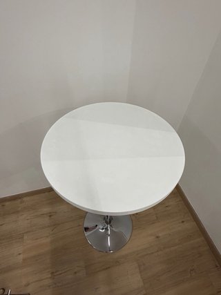 Mesa alta blanca con 2 taburetes