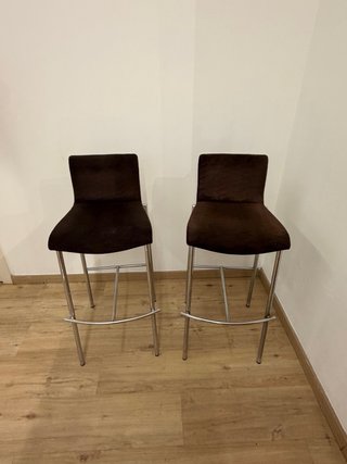 Mesa alta blanca con 2 taburetes