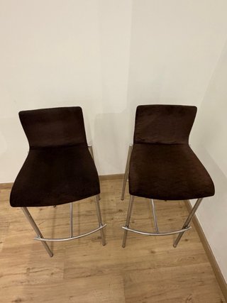 Mesa alta blanca con 2 taburetes