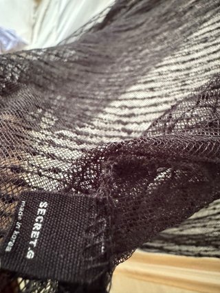 Blusa de encaje negra cuello alto