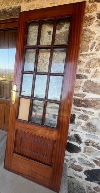 Puerta madera con cristales