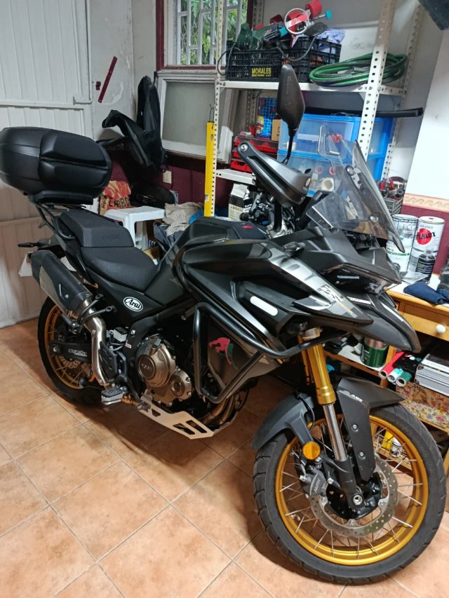 Moto Voge 650 DSX Negra y Dorada