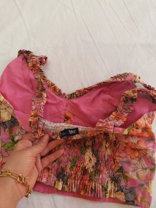 Top floral rosa con botones