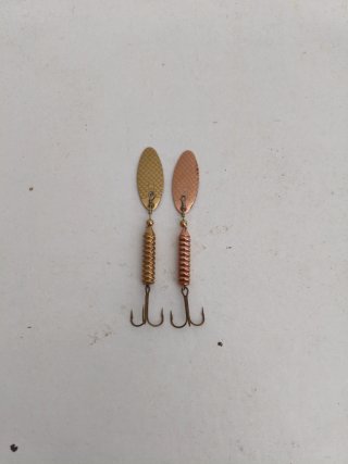 Cucharillas de pesca dorada y cobre