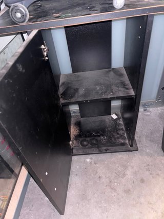 Mueble negro con puerta y tirador