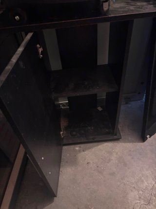 Mueble negro con puerta y tirador