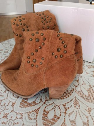 Botas de piel con tachuelas no hago envíos.