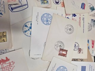 Lote de más de 100 sobres postales con sellos