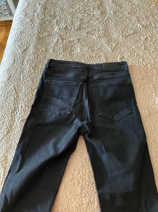 Pantalones Trafaluc negros detalle cuero