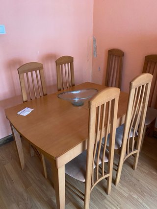 Mesa de comedor de madera con 6 sillas