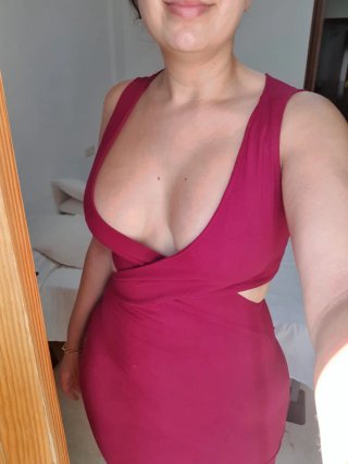Vestido morado con escote cruzado