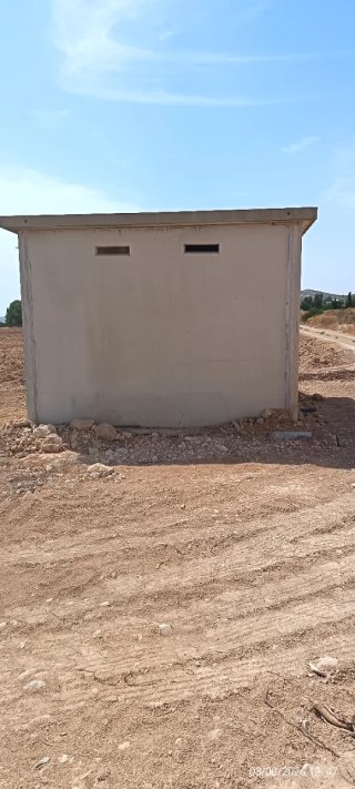 Caseta hormigón cabezal riego goteo mide 3.20 por