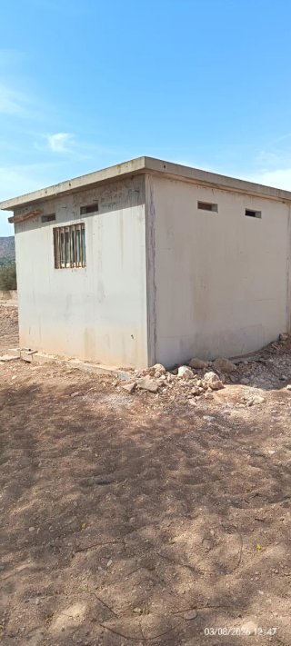 Caseta hormigón cabezal riego goteo mide 3.20 por