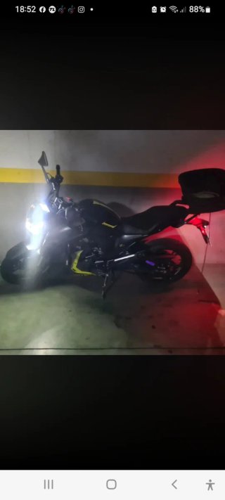 Zontes Z2 Moto Naked Negra y Amarilla