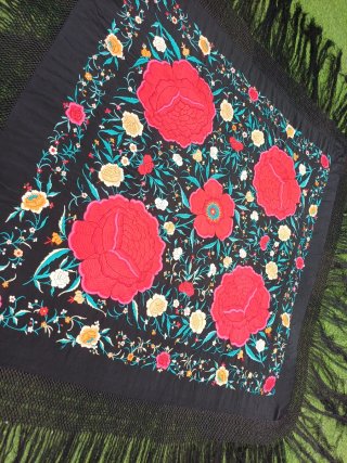 Manton de Manila bordado flores rojas