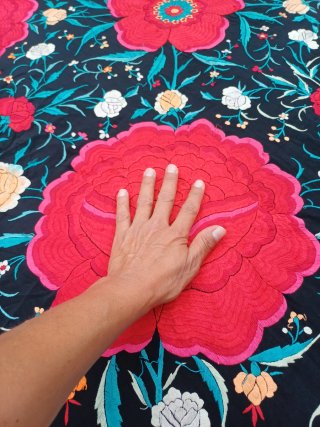 Manton de Manila bordado flores rojas