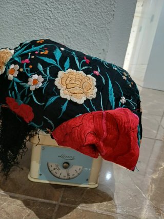 Manton de Manila bordado flores rojas