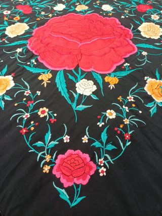 Manton de Manila bordado flores rojas