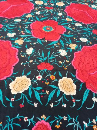Manton de Manila bordado flores rojas